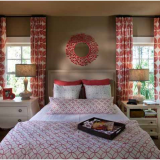 Dormitor cu pereti crem si perdele albe cu motive geometric rosu