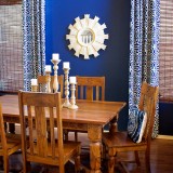 Dinning in stil mediteranean cu parchet si masa si scaune din lemn masiv si pereti albastru electrizant si perdele asortate