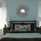 Dormitor zugravit cu bleu si perdele albe din voal semitransparent asortate cu jaluzele venetiene
