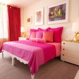 Interior modern de dormitor cu mobila alba si perdea din organza transparenta colorata si draperie groasa rosie