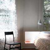 Perdea alba cu flori model din dantela pentru un dormitor stilat